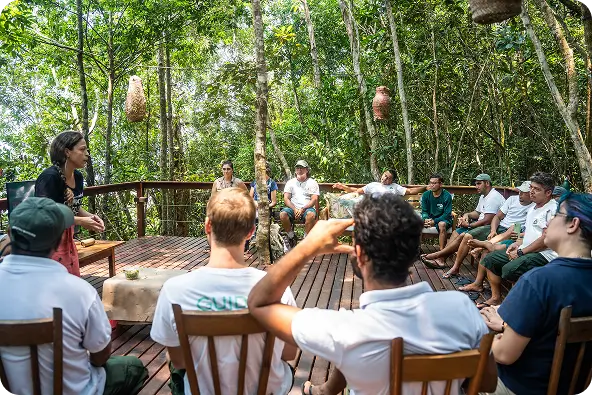 Grupo de pessoas reunidas numa floresta