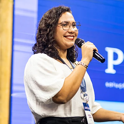 Empreendedora falando ao microfone