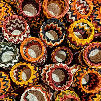 Artesanato de cuias coloridas
