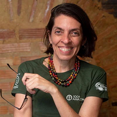 Empreendedora sorrindo com camiseta verde
